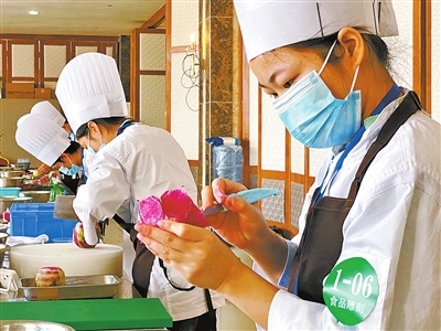 珠海市各大職業(yè)院校、技工院校積極貫徹&ldquo;產業(yè)第一&rdquo;決策部署 職業(yè)教育與產業(yè)需求實現(xiàn)&ldquo;同頻共振&rdquo;